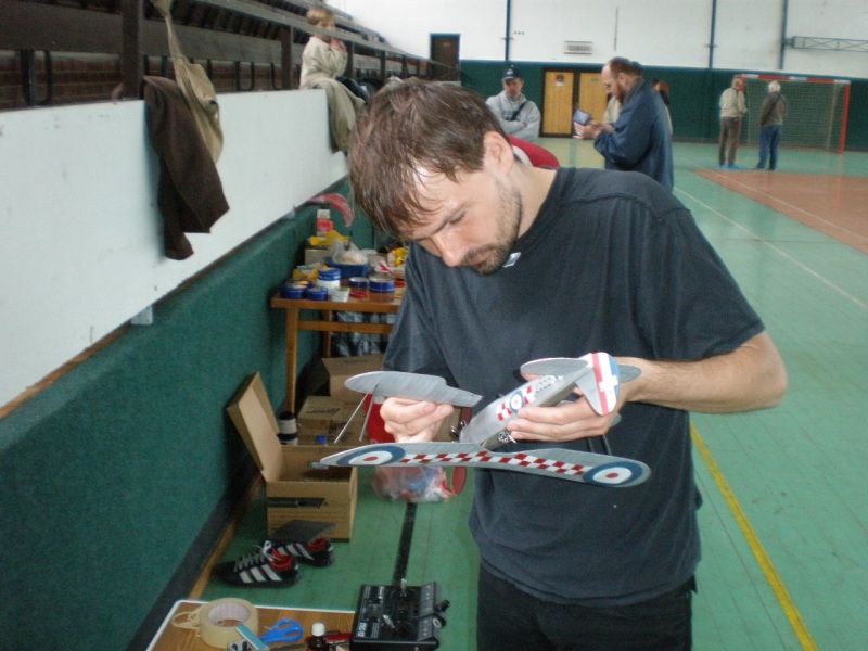 Robert slepuje stavebnici Buldoga.jpg