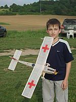 Žák Jan Sekera dobře zalétal se svou dvacetinkou Do Komet (foto: Ing. L. Koutný)