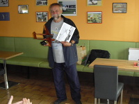 Letošní držitel putovního poháru - Pavel Stráník s putovní soškou