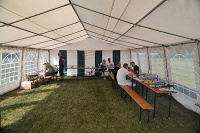 Prostorný stan nesloužil jen k bodování, ale skýtal také ochranu před pálícím sluncem