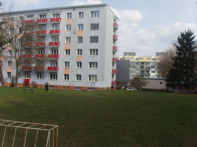 severní panelák od dálničního přivaděče.JPG
