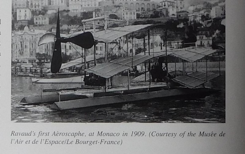 Ravauld  1909 - první hydroplán.jpg