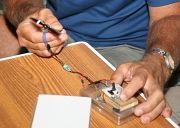 Na pořádné vyfotografování motorů z dílny Ing. Gašparína by bylo potřeba makroobjektivu. Tady je právě prováděna zkouška jednoho z motorů.